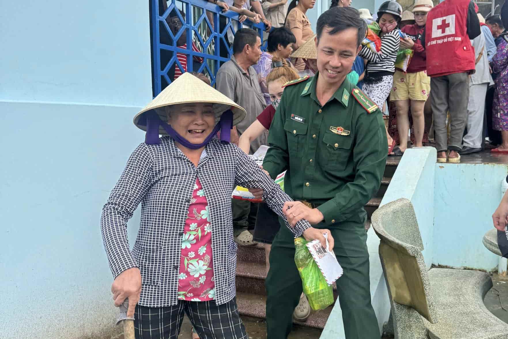 Nguoi dan vui mung, xuc dong khi nhan duoc qua. Anh: Doan Quang