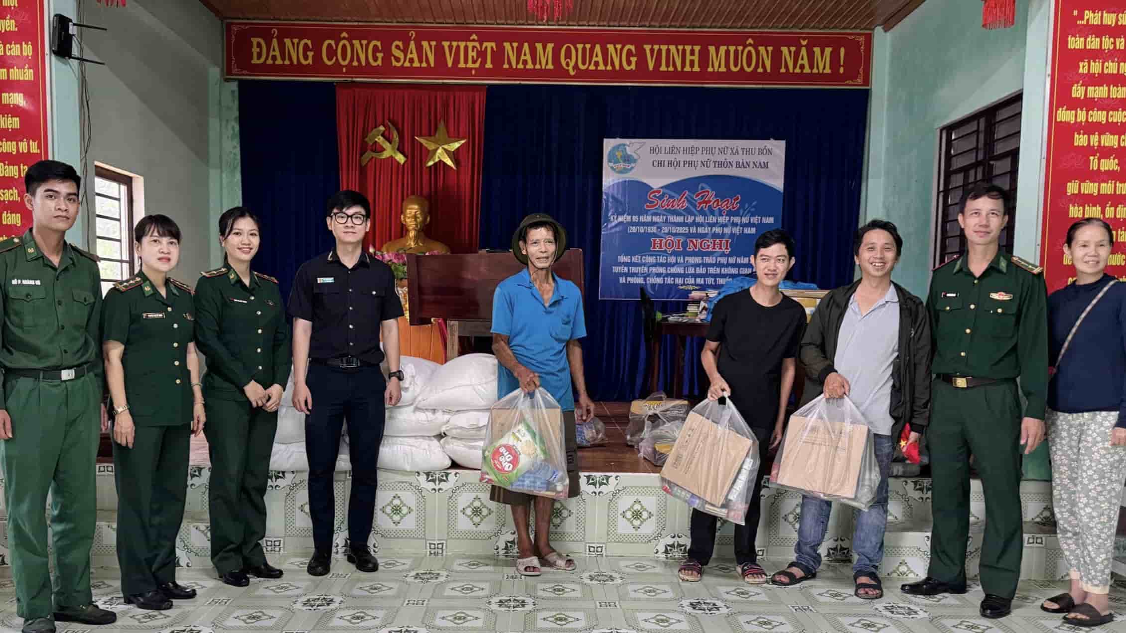 Bien phong Cua khau cang Da Nang trao 5 tan gao ho tro nguoi dan vung lu. Anh: Doan Quang