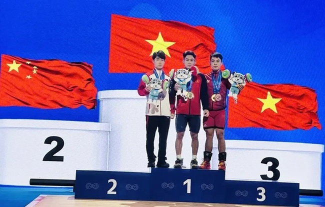 역도 선수들이 세계 선수권 대회에서 성과를 거둔 후 노동 훈장을 받았습니다. 사진: 문화체육관광부