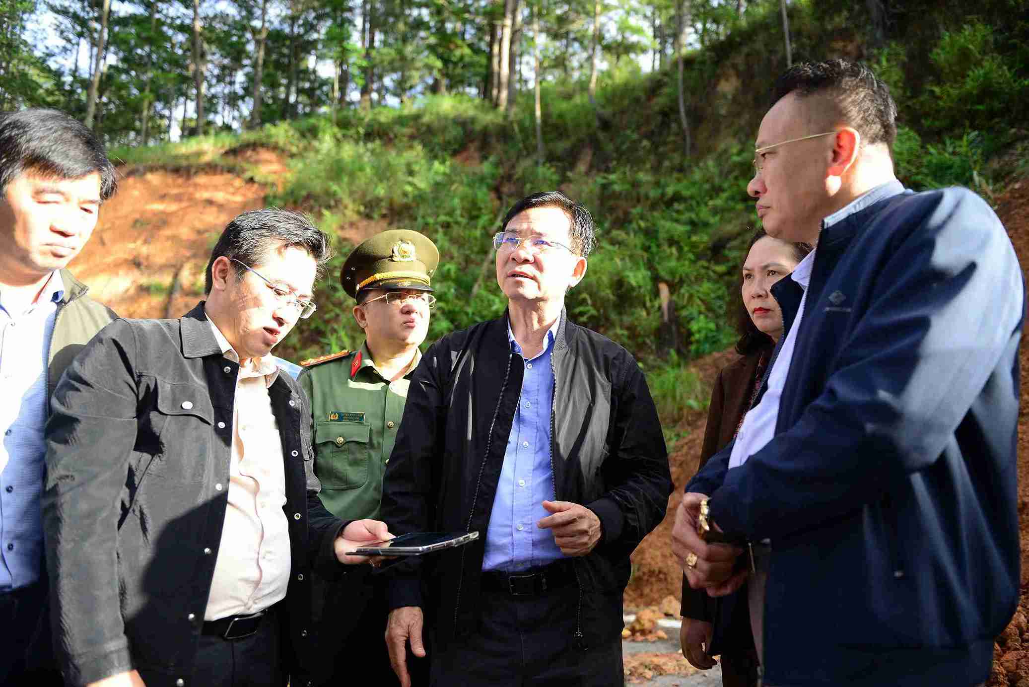 Ong Ho Van Muoi, Chu tich UBND tinh Lam Dong kiem tra, chi dao khac phuc sat lo, sut lun tren deo D'ran. Anh: Phuc Khanh