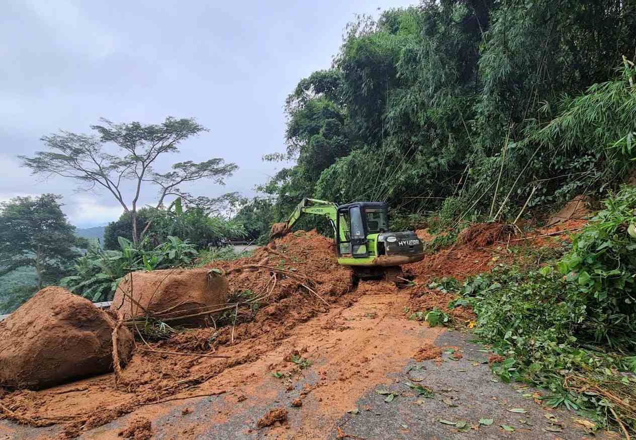 Deo Gia Bac tren Quoc lo 20, doan qua xa Son Dien bi sat lo nghiem trong buoc phai cong bo tinh huong khan cap. Anh: Phuc Khanh