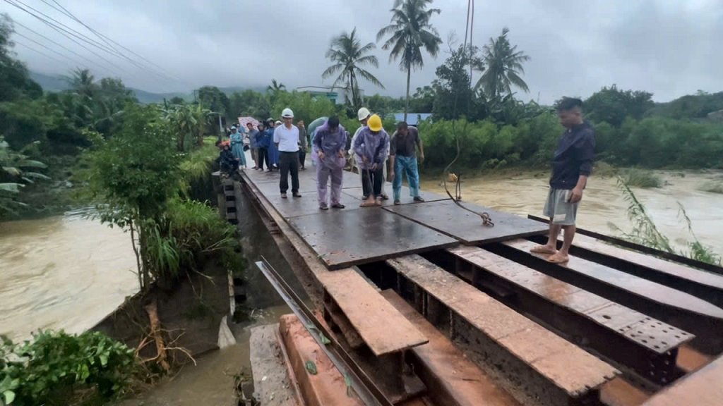 Quang Ngai provincial authorities urgently build a temporary bridge to replace Cay Sung bridge for people to travel and trade... Photo: Minh Huy