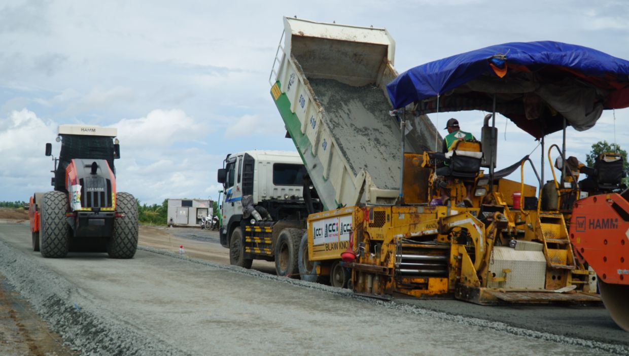 Hối hả thi công tại điểm giao Cà Mau, tuyến cao tốc Cần Thơ - Cà Mau. Ảnh: Nhật Hồ