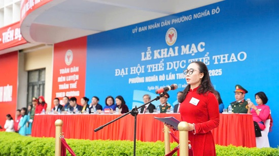 Pho Chu tich UBND phuong Nghia Do Phan Thi Thu Ha phat bieu khai mac Dai hoi. Anh: Minh Hanh 