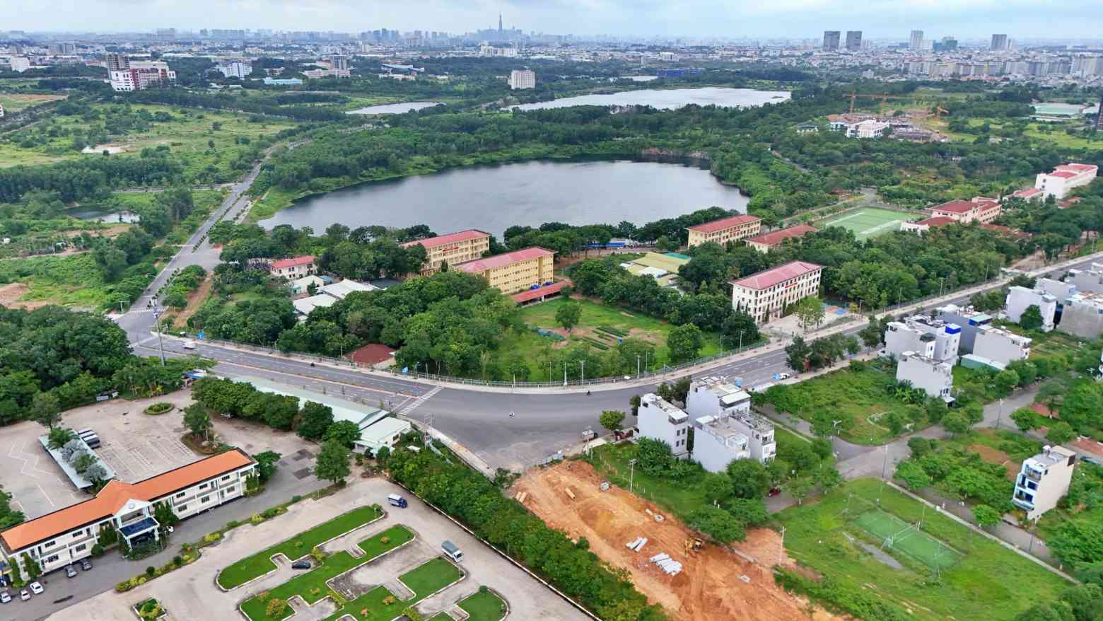 Khu vuc nay co nhieu cay xanh, ho nuoc. Anh: Dinh Trong