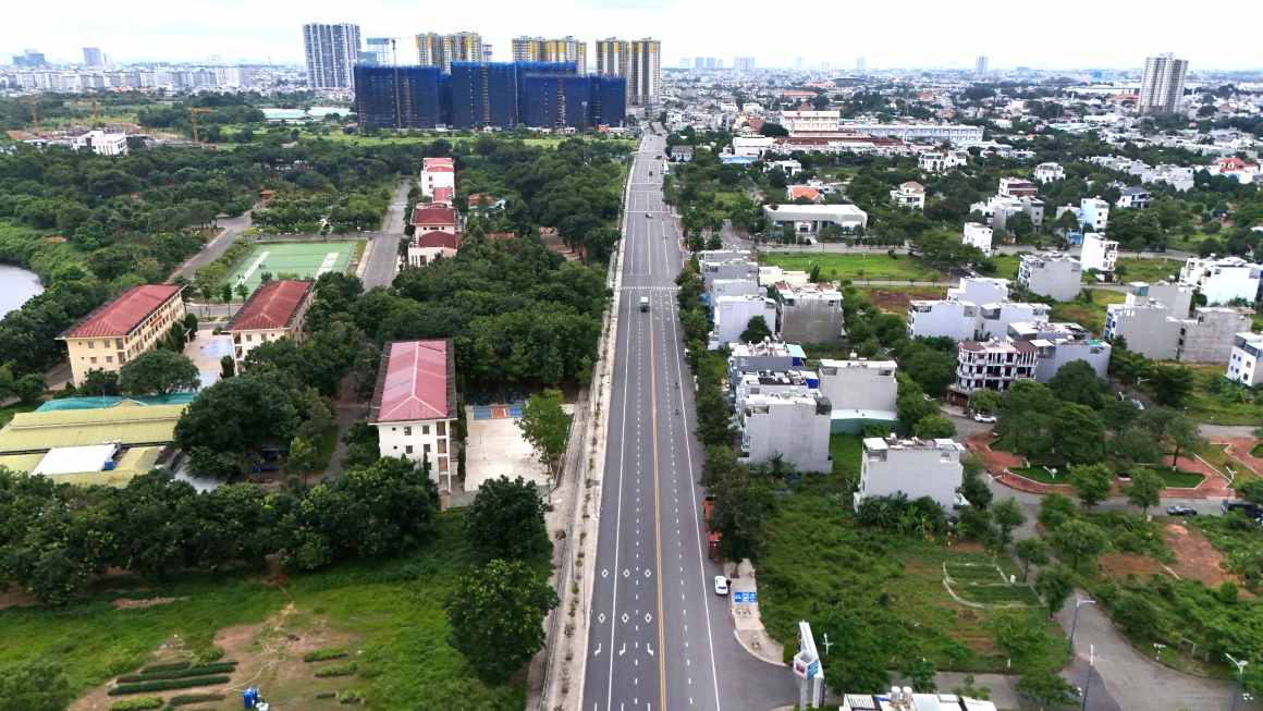 The East-West main axis road in Dong Hoa ward, Ho Chi Minh City. Photo: Dinh Trong