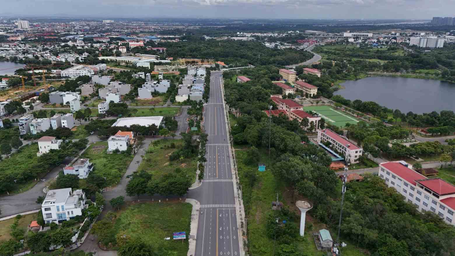 Tuyen duong uon luon di qua khu vuc cay xanh, ho nuoc. Anh: Dinh Trong