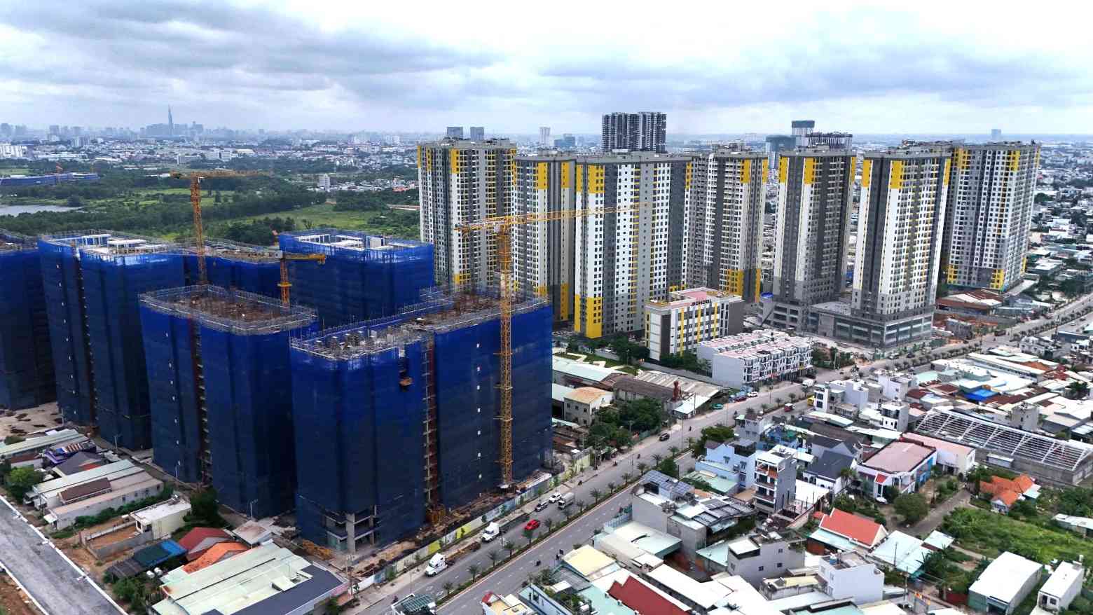 Nhieu du an chung cu, thu hut nguoi dan ve sinh song khien tuyen duong soi dong hon. Anh: Dinh Trong