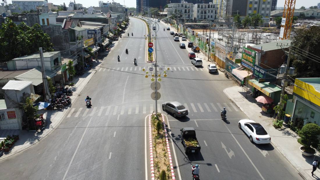 Tu nho hep nay tro thanh tuyen duong 6 lan xe. Anh: Dinh Trong