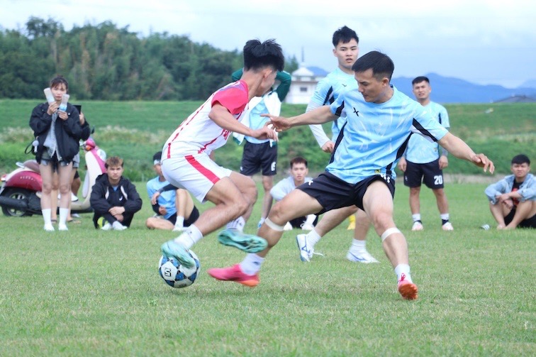 Cac cau thu tham gia giai bong da. Anh: FAVIJA cung cap