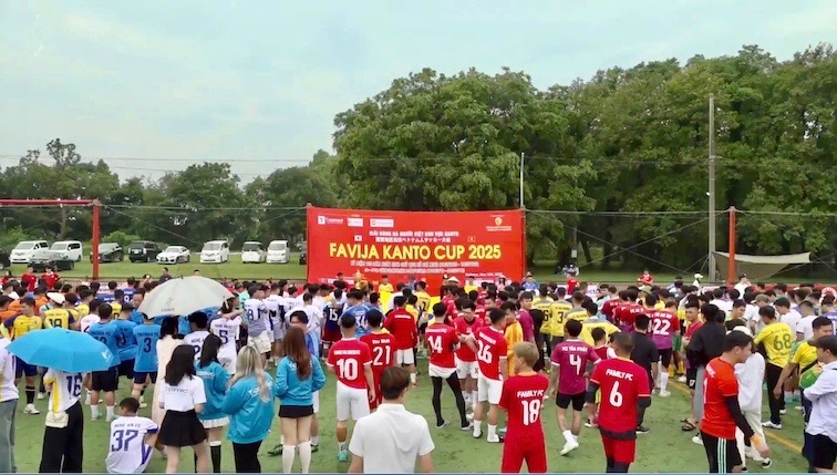 Phat dong quyen gop ung ho dong bao mien Trung gap thien tai. Anh: FAVIJA cung cap