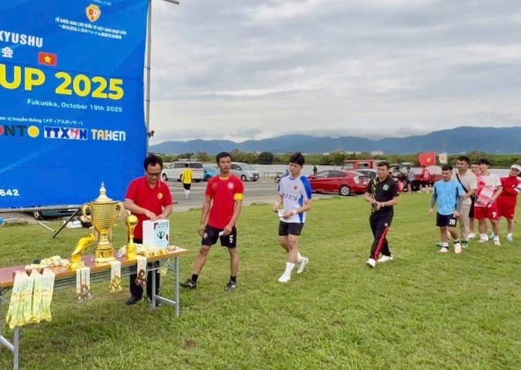 The Vietnamese community football tournament in Japan launched a fundraising campaign to support people in the Central region affected by natural disasters. Photo: Provided by FAVIJI