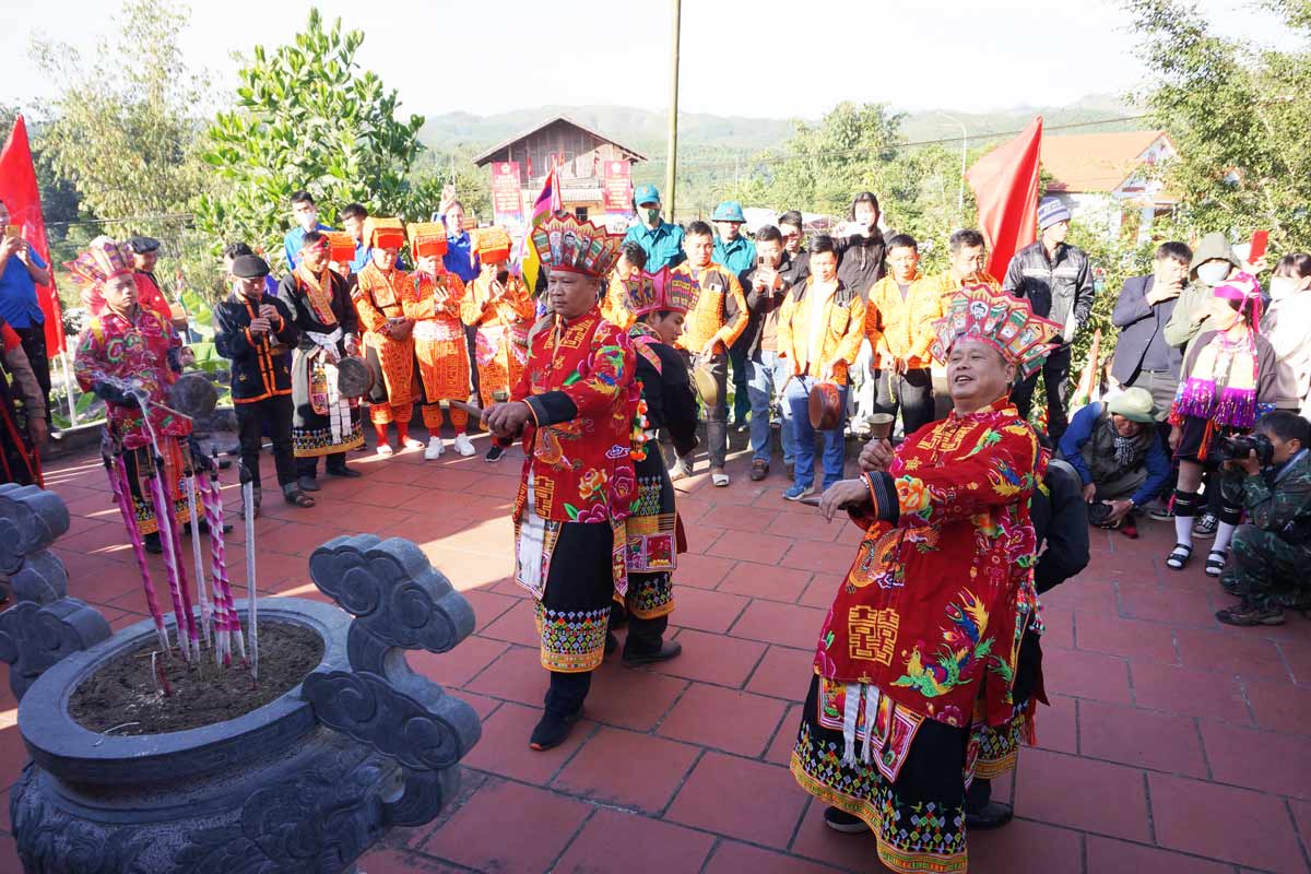 Mot nghi le tai Le hoi Ban Vuong, xa Ba Che, tinh Quang Ninh. Anh: Doan Hung