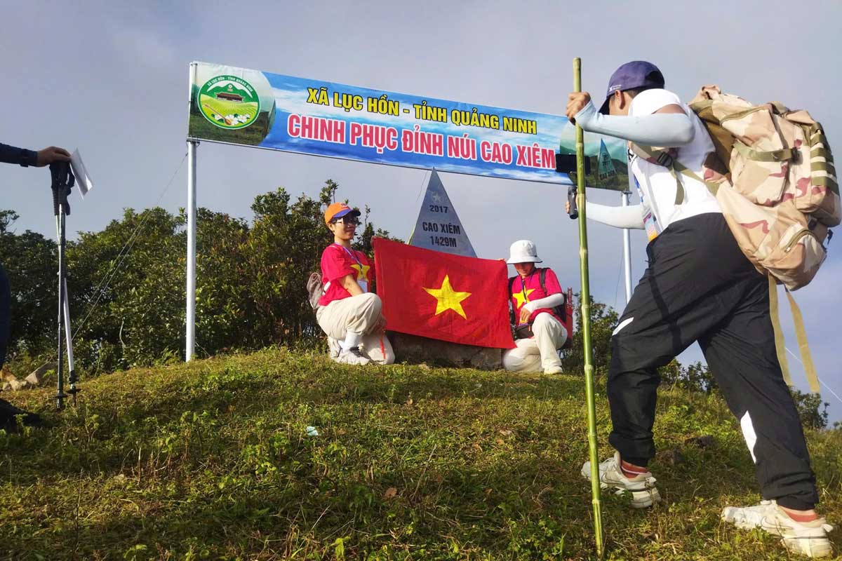 Tourists discover Cao Xiem peak, Luc Hon commune, Quang Ninh province on the occasion of the "Golden Season Festival". Photo: Doan Hung