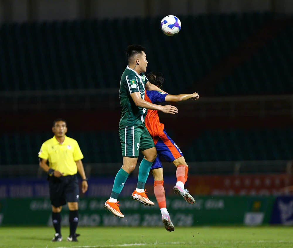 Sang hiep 2, cau lac bo Truong Tuoi Dong Nai khan truong tan cong nham som tim ban thang. Tuy nhien, doi khach vap phai su chong cu tu cac cau thu phong ngu Thanh Nien TPHCM.