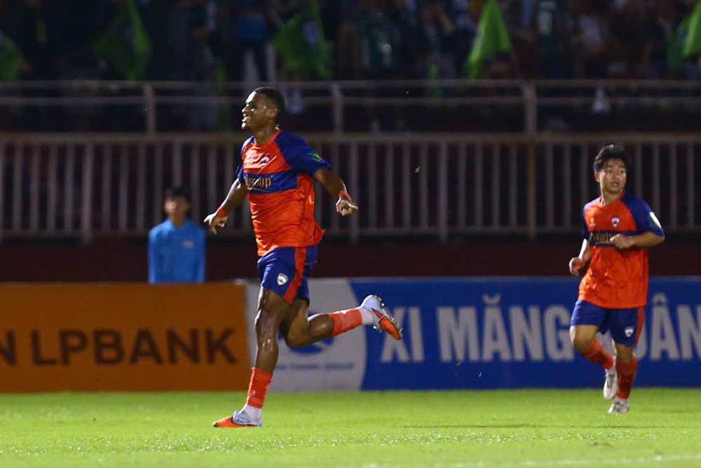 Phut 27, trong tai cho Thanh nien TPHCM huong phat den sau tinh huong Le Van Son pham loi trong vong cam, Da Silva khong bo lo co hoi lap cu dup, dua doi chu nha dan 2-1 va tao loi the buoc vao gio nghi.