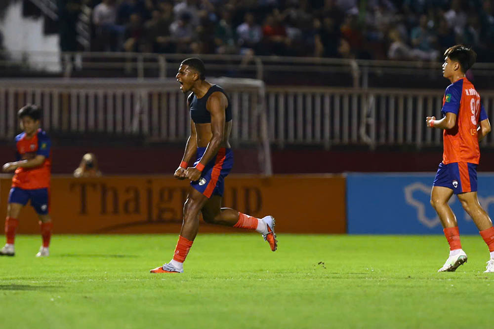 Tuy nhien, bat ngo da som xay ra tren san Thong Nhat. Thay tro huan luyen vien Viet Thang lai thi dau kem hieu qua trong nhung phut dau tran. Ngay phut 11, ngoai binh Da Silva mo ti so cho doi chu nha bang cu cua long ki thuat danh bai thu mon Tan Truong.