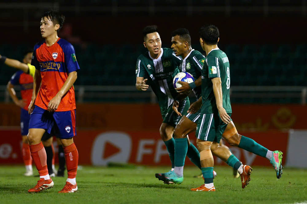 Sau phut sau, Alex Sandro De Oliveira go hoa 1-1 cho Dong Nai tu pha cang ngang chuan xac cua Duong Van Khoa.