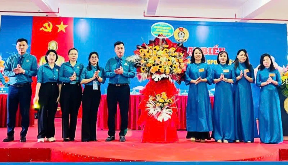 Dai dien lanh dao LDLD tinh Thanh Hoa tang hoa chuc mung Dai hoi. Anh: Minh Hoang