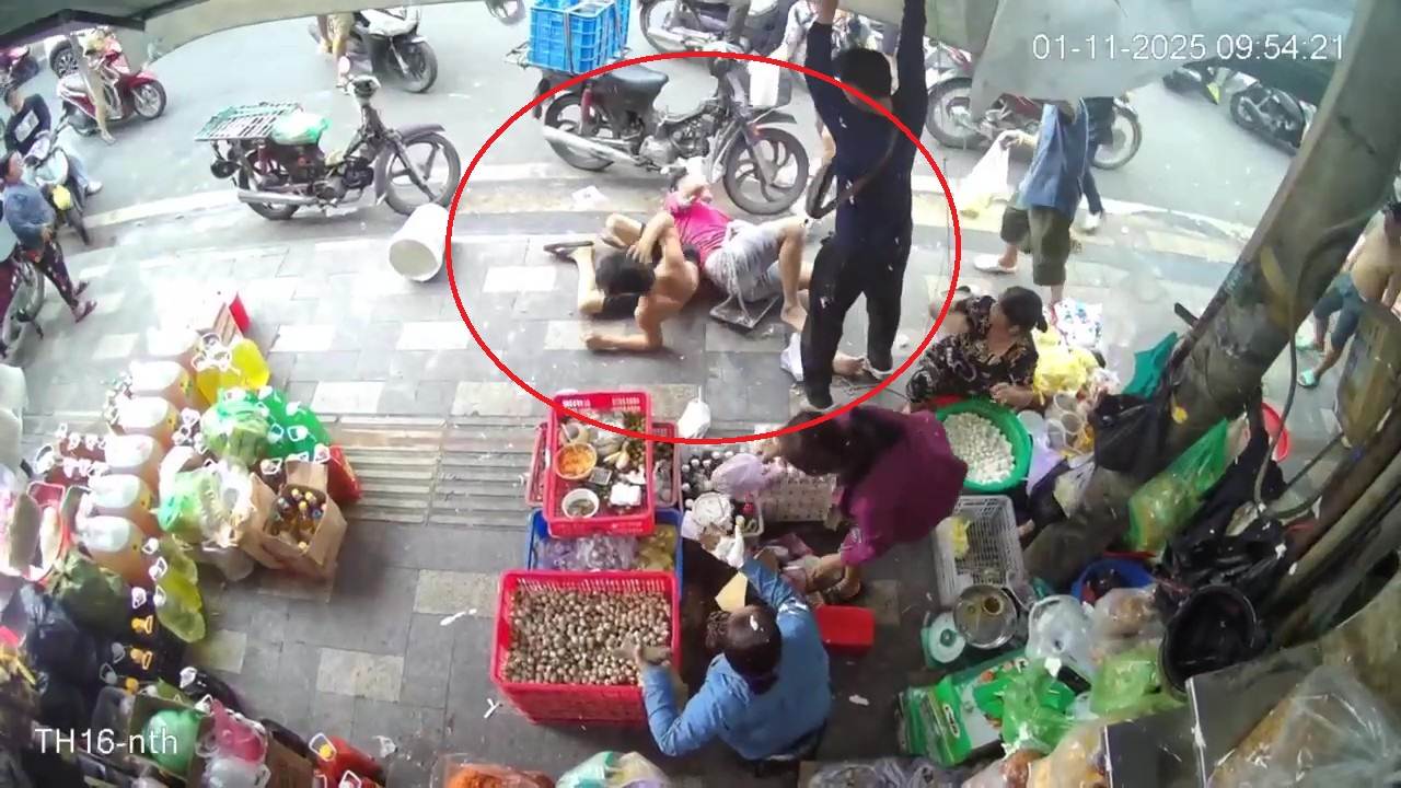 Image of a painting artist falling from a high floor to the ground in Ben Thanh Ward (HCMC). Photo: Cut from clip