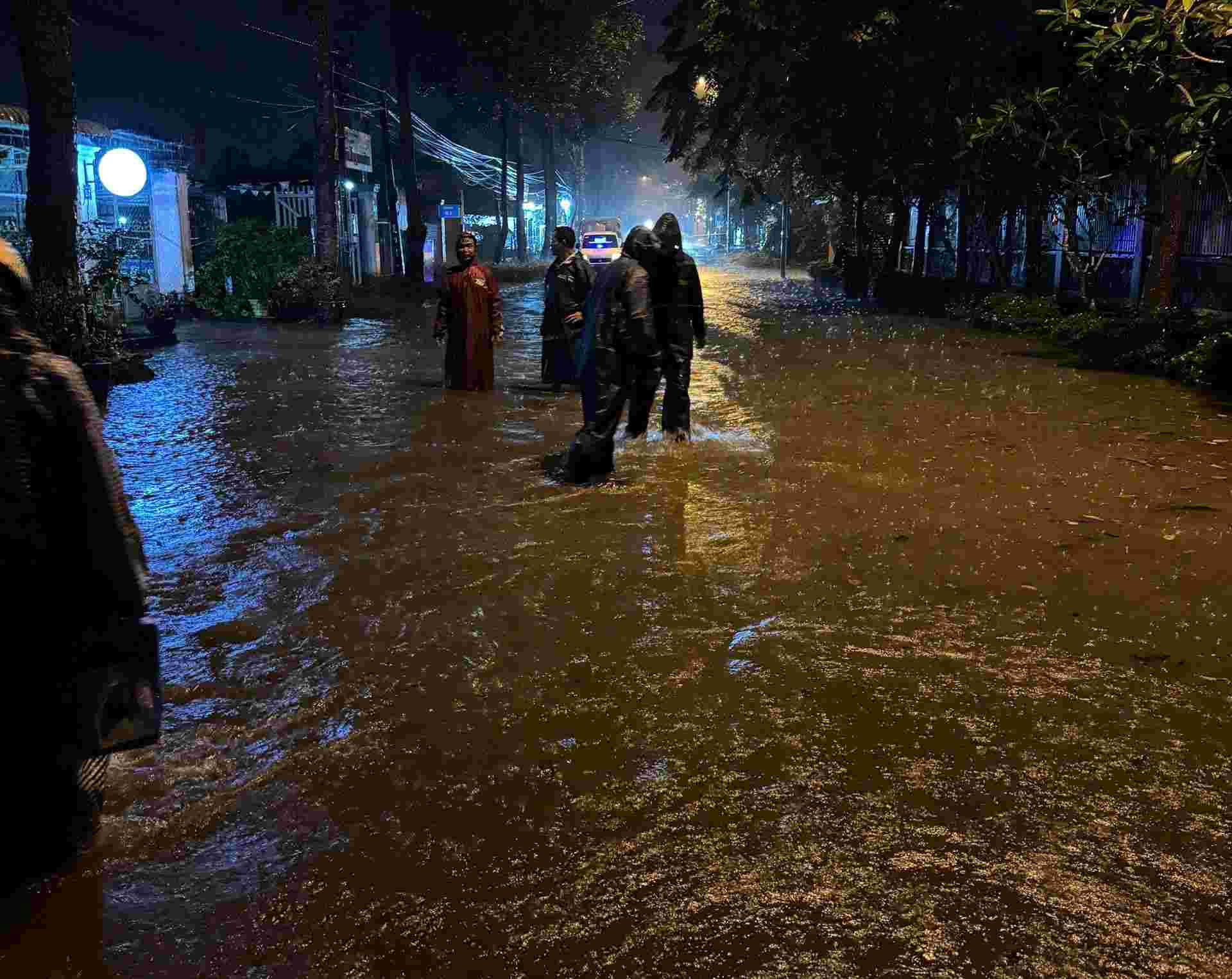 大雨により、ダウティエンコミューンのドンコイ通りが局地的に冠水しました。写真: 私のトラン
