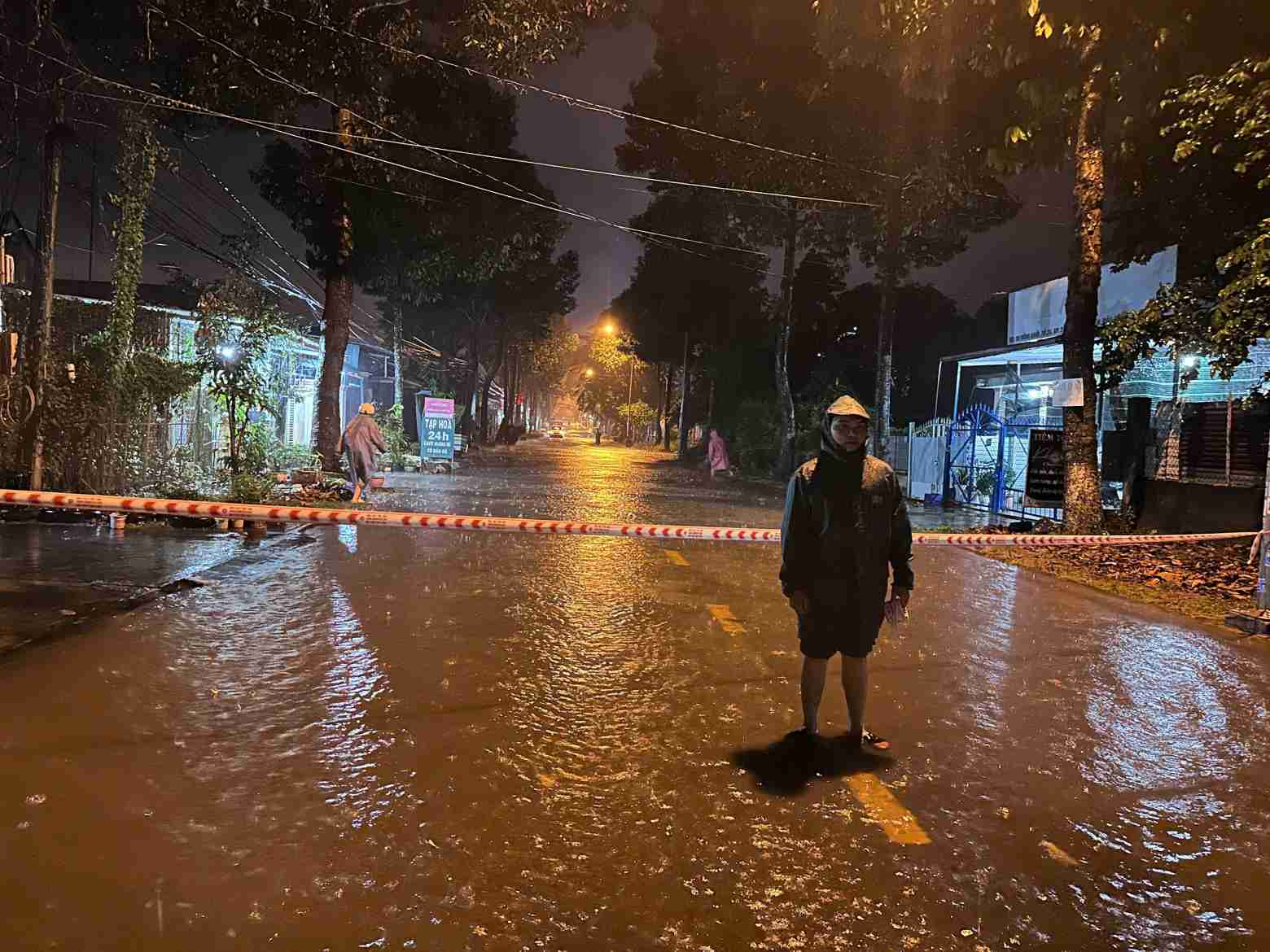 Luc luong Quan su xa Dau Tieng cang day canh bao nguoi dan tam thoi khong luu thong qua khu vuc ngap nuoc, nguy hiem. Anh: My Tran