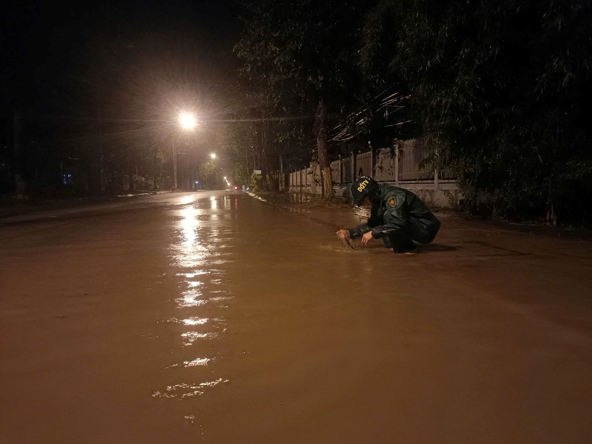Khoi thong dong chay de thoat nuoc ngap tren duong. Anh: My Tran