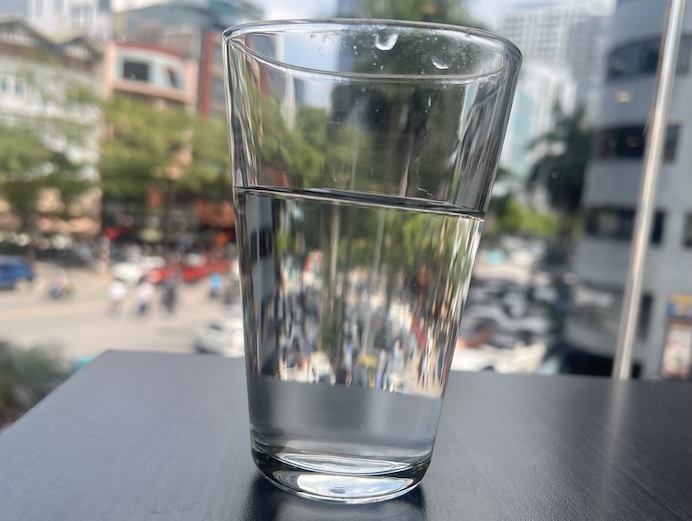 Drinking warm water properly every morning when waking up will be good for kidney health. Photo: Kieu Vu