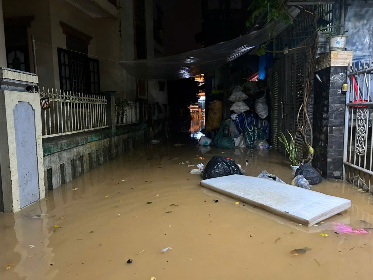 Rising floodwaters caused flooding in the area of Duong Van An Street on the night of November 2. Photo: Q. An.