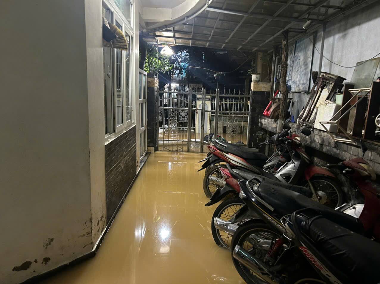 Nhieu noi nuoc lu da “tan cong” vao san nha. Anh: Q. An.