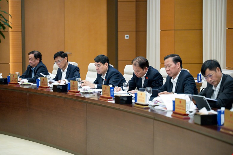 Uy ban thuong vu Quoc hoi de nghi nghien cuu lo trinh thuc hien de dam bao kha thi ve ti le phu cap uu dai nghe doi voi giao vien, nhan vien truong hoc. Anh: Media Quoc hoi  