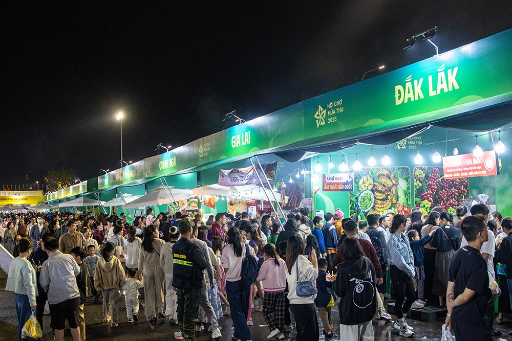 Xếp hàng dưới mưa lạnh chờ thưởng thức đặc sản ở Hội chợ Mùa Thu 2025. 