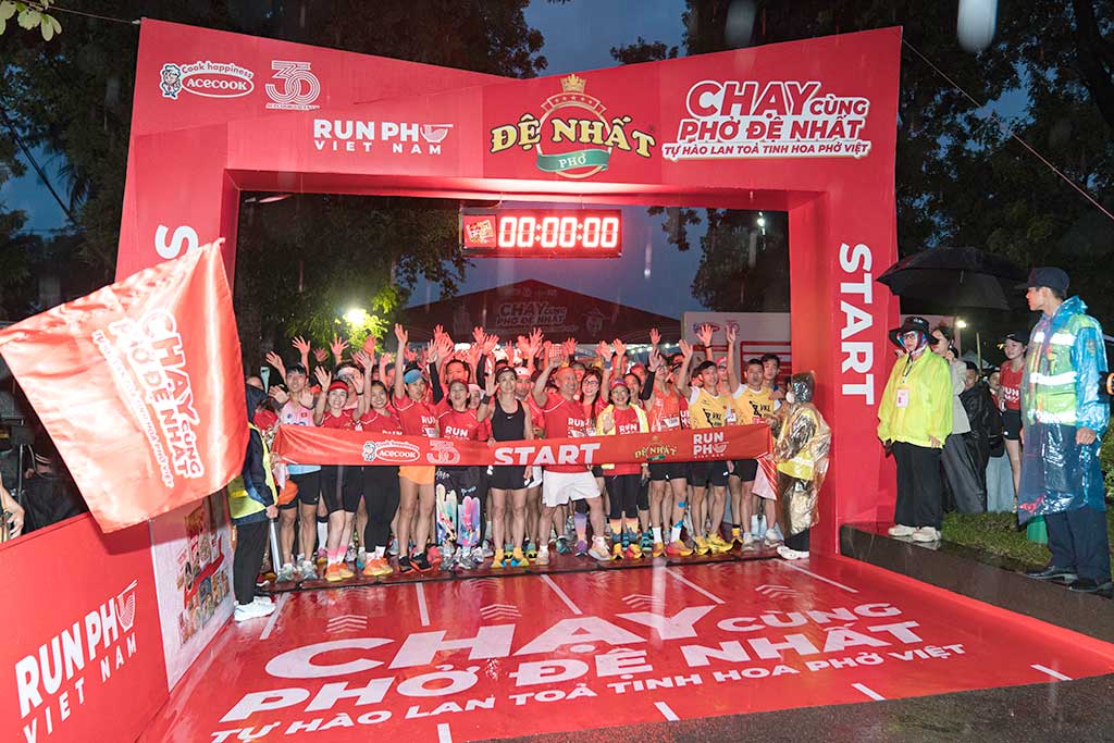 From 5am on November 2, more than 1,500 athletes started early in the morning at 5km and 10km running distances around Thien Quang Lake. Photo: Ngoc Trinh