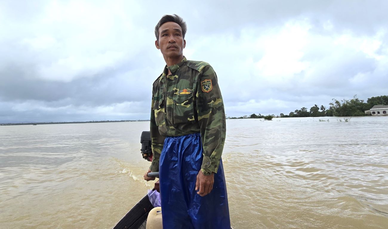 Ong Nguyen Van Hanh (47 tuoi, tru tai xa Nam Hai Lang) tinh nguyen lam nguoi lai do may van chuyen com cho ba con vung lu bi co lap. Anh: Hung Tho
