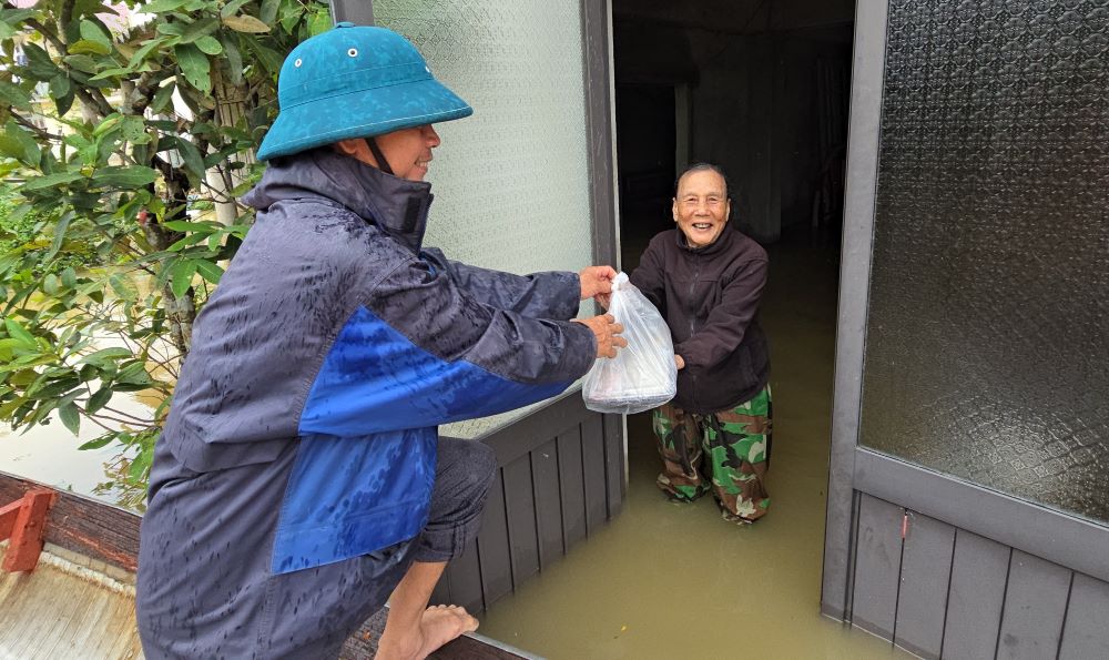 People in Nam Hai Lang commune were isolated by floodwaters, they stayed at home and were happy to be supported to bring free meals to their homes. Photo: Hung Tho