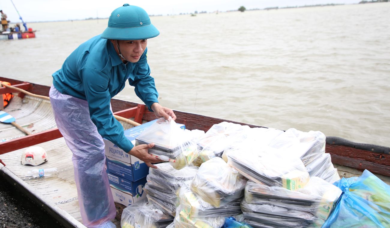 Anh Nguyen Van Cuong (SN 1993, tru tai xa Nam Hai Lang) da cho hang chuc chuyen do dua com mien phi cho nguoi dan trong xa. Anh: Hung Tho