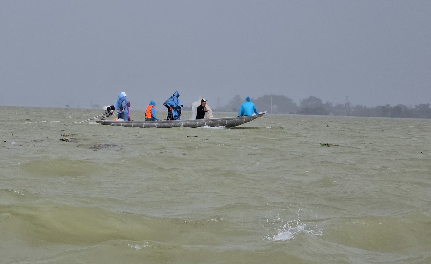 Hanh trinh xuoi nguoc di van chuyen com cua cac doan thien nguyen cho nguoi dan vung lu doi dien voi hiem nguy vi dong nuoc lu du, nhung ngay nao cac chuyen do cung hoat dong de ho tro ba con. Anh: Hung Tho