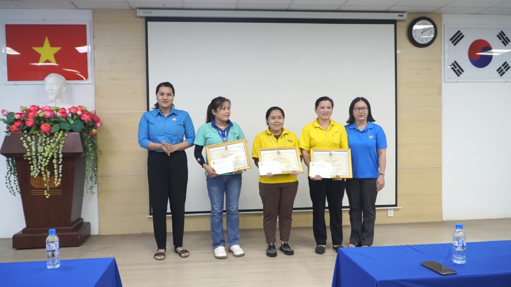 3 doan vien nu xuat sac dat thanh tich Phu nu Hai gioi 2 nam lien tiep va nhan duoc khen thuong tu LDLD tinh An Giang. Anh: Nguyen Anh