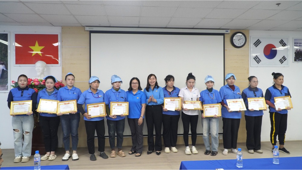 Awarding awards to female union members and workers who achieved the title of "Good Women - Good at public work, Good at housework". Photo: Nguyen Anh