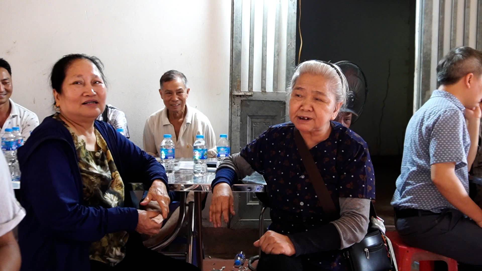 Người dân xã Trung Giã vui mừng vì được tái định cư, làm thủ tục cấp sổ đỏ. Ảnh: PV