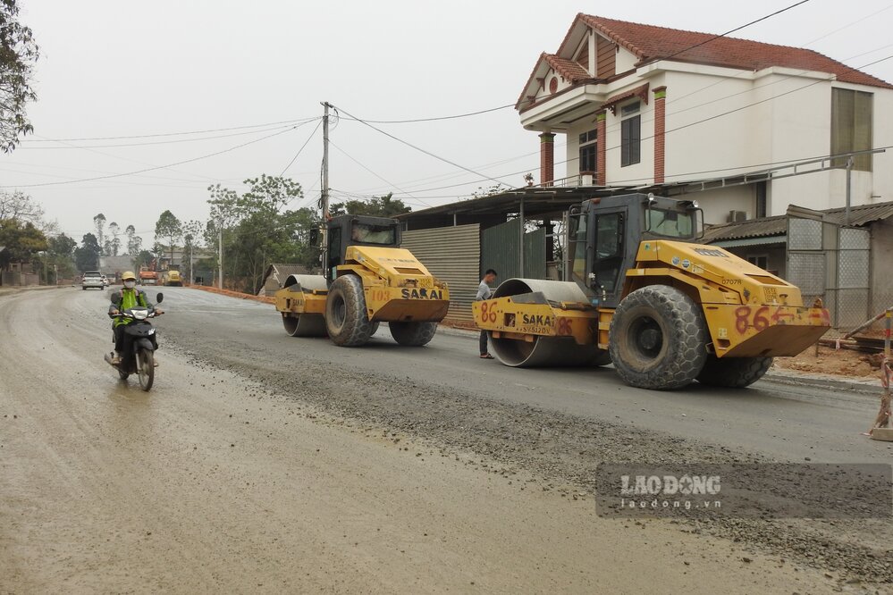 Hon nua nam truoc, doan tuyen ngoai do thi van dang thi cong hang muc nen duong. Anh: To Cong.