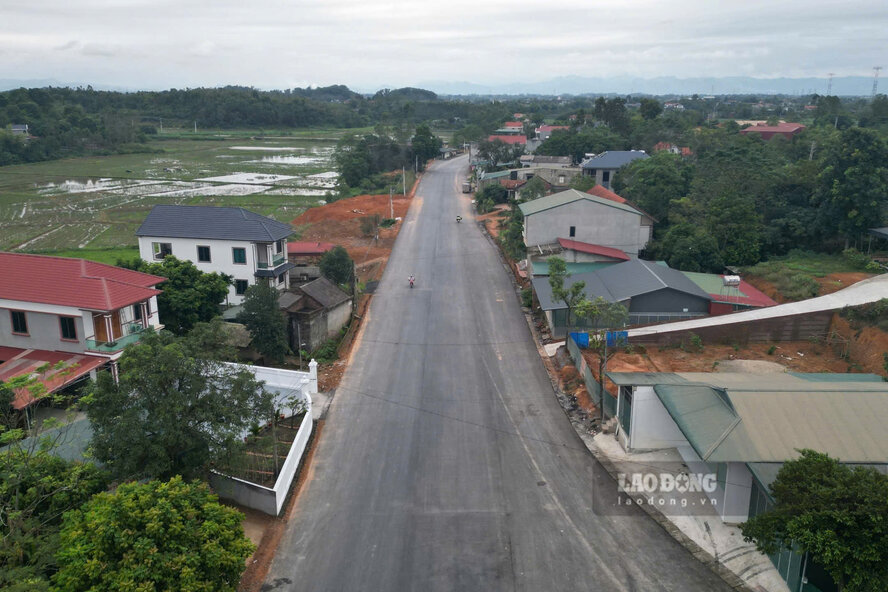 市街地外の事業ルートはアスファルト舗装されている。写真：コングへ.