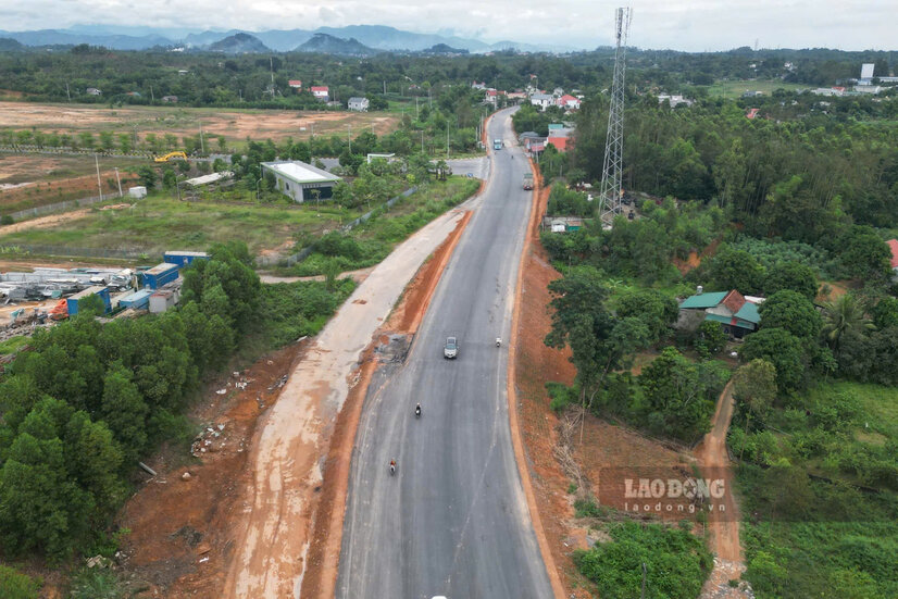 Toan tuyen da duoc tham nhua mat duong. Anh: To Cong.