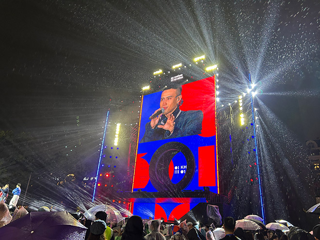 Robber khuay dong khong khi voi nhung ban rap giua troi mua. Anh: Quynh An