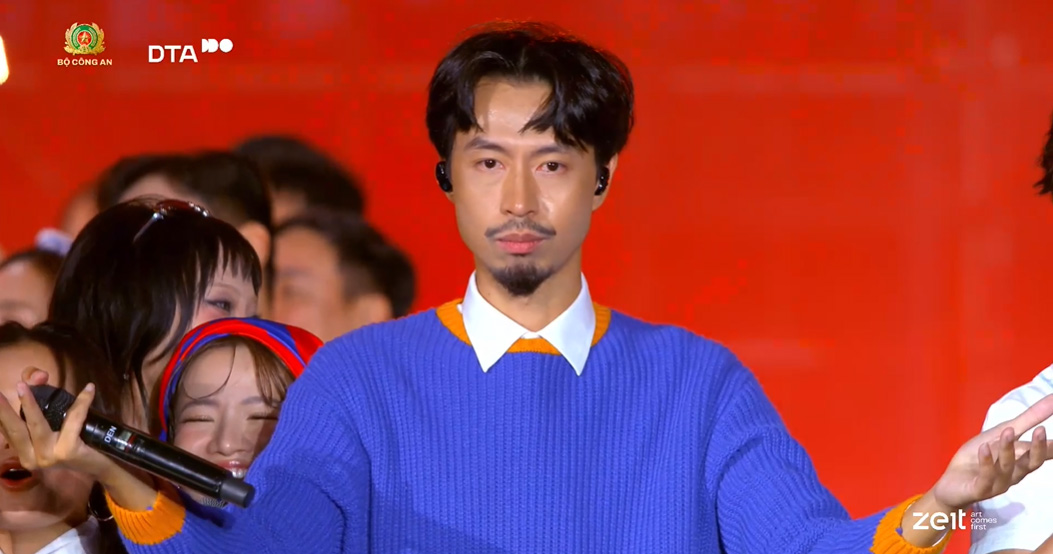 Den Hau on the stage of the music gala "Khong Mot Tu" on the evening of November 2. Photo cut from video