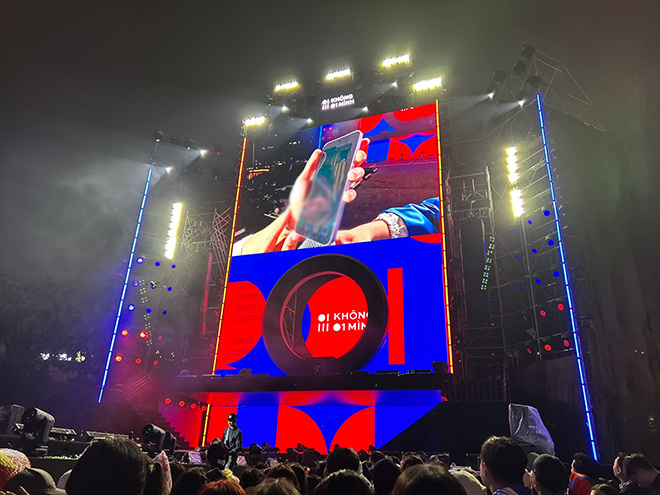 Tieu pham ve viec Mono nhan cuoc dien thoai lua dao ngay tren san khau toi 2.11. Anh: Quynh An