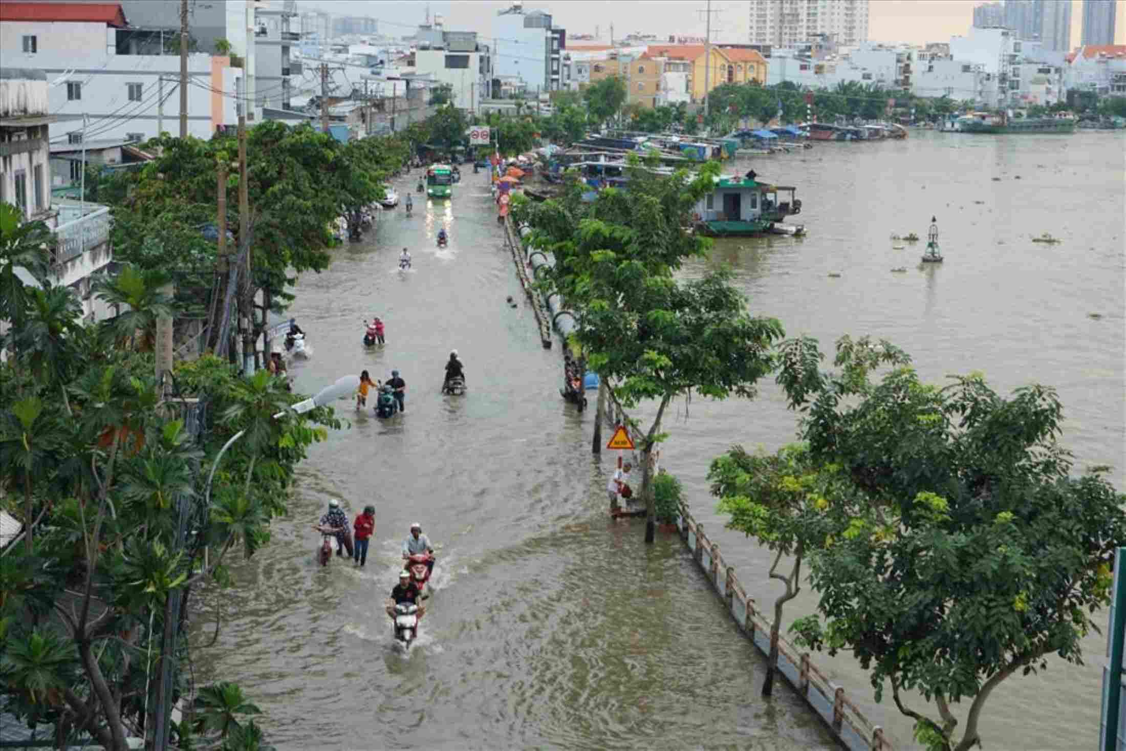 High tides caused flooding on Tran Xuan Soan Street, Ho Chi Minh City. Photo: Minh Quan