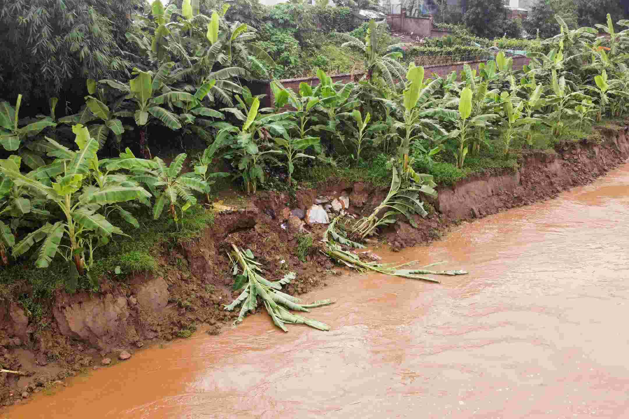 ラムタオコミューン（フートー）の川岸の地滑り。写真：トゥ・コング