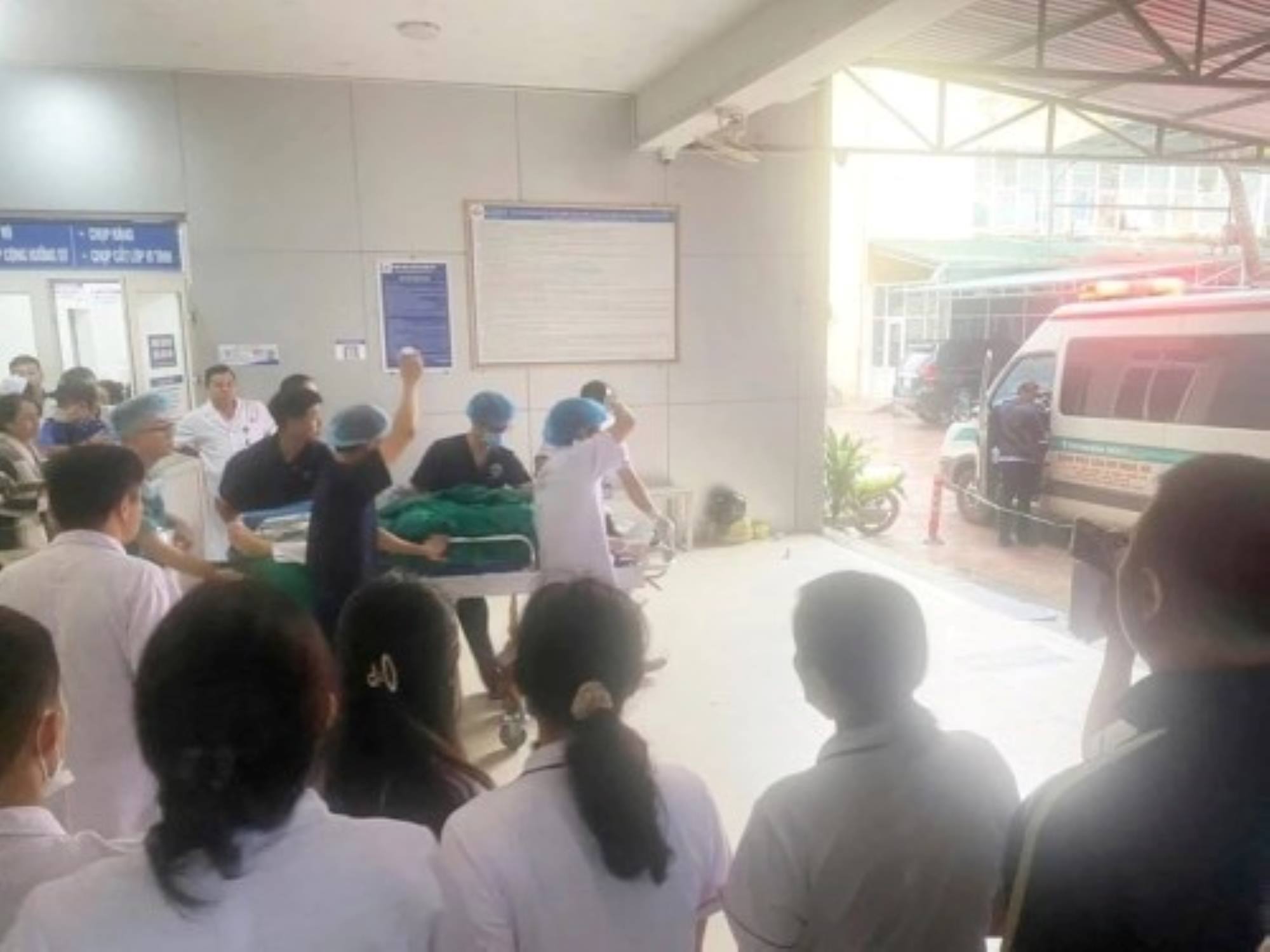 Doctors at Nghe An Obstetrics and Pediatrics Hospital urgently rescued the victim who was attacked by the subject with a weapon. Photo: Ngoc Anh