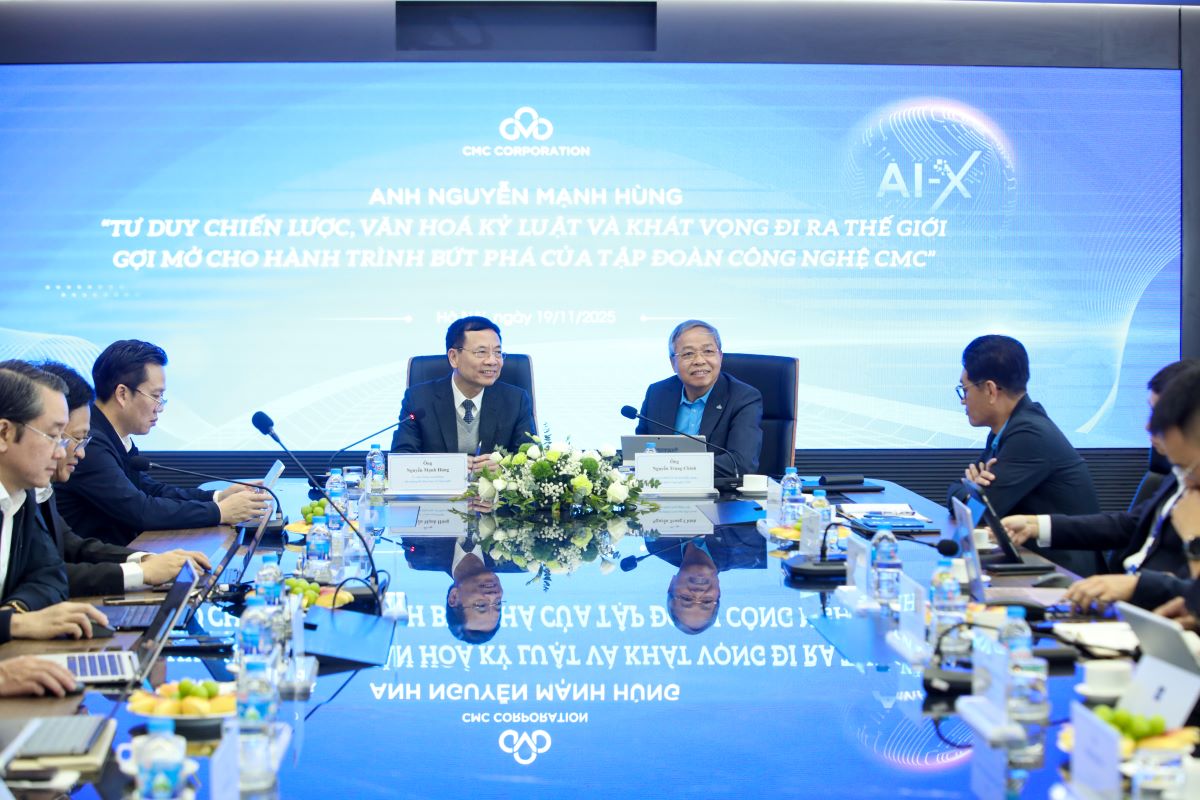 Sharing at the meeting with CMC Group, Mr. Ngoi Ben Manh Hung affirmed: The core of competition lies in products - not just technology. Photo: DNCC